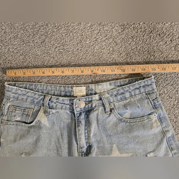 Blue Buttercup Star Print Distressed Light Denim Women's Size Large Shorts - Picture 8 of 8